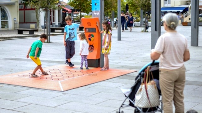 Sensigom propose des activités ludiques et pédagogiques avec un sol musical intéractif